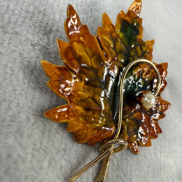 Vintage Maple Leaf Brooch With Gold-Tone Metal & Enamel Finish Pearl Accent - Picture 4 of 16